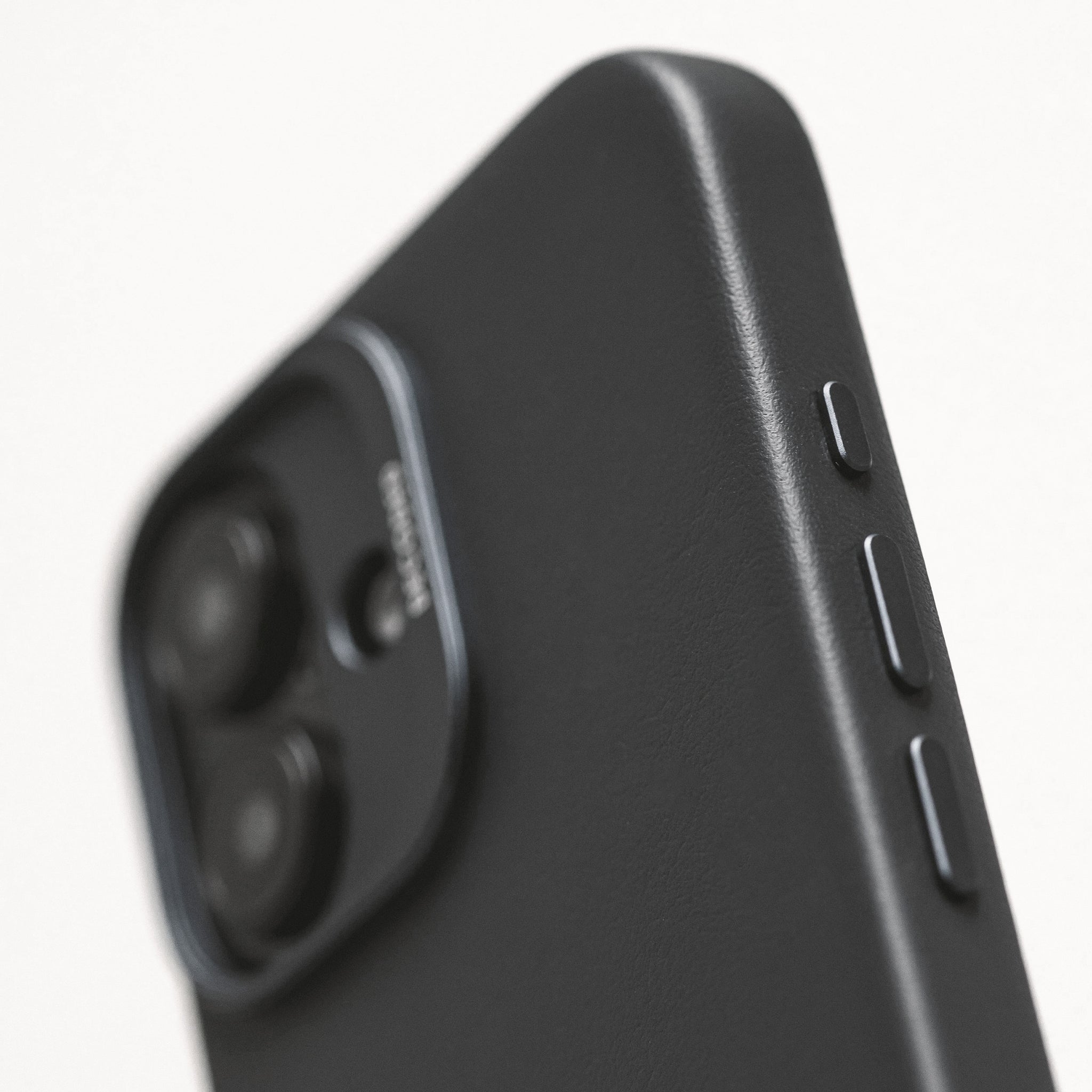 Leather Case iPhone 16 - Black - DECODED – Decoded | Canada