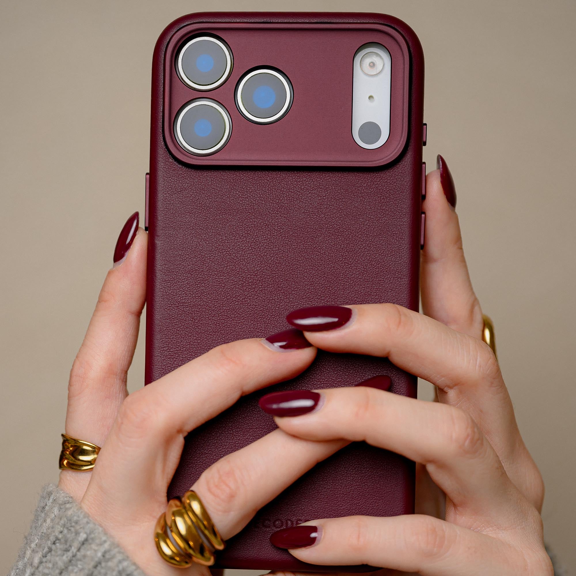 Leather Case iPhone 17 Pro Max - Dark Ruby - DECODED Decoded Leather Case iPhone 17 Pro Max - Dark Ruby - DECODED Decoded